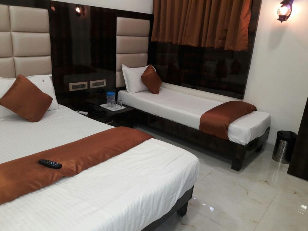 Hotel Karishma Мумбай Екстериор снимка
