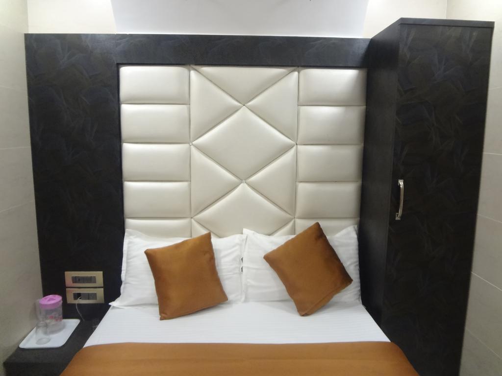 Hotel Karishma Мумбай Екстериор снимка