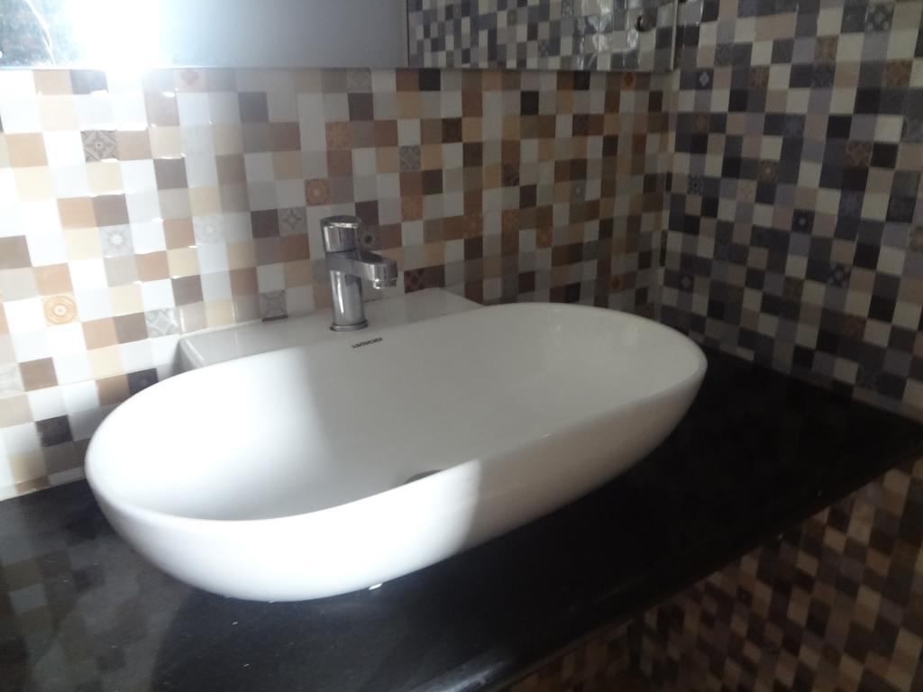 Hotel Karishma Мумбай Екстериор снимка