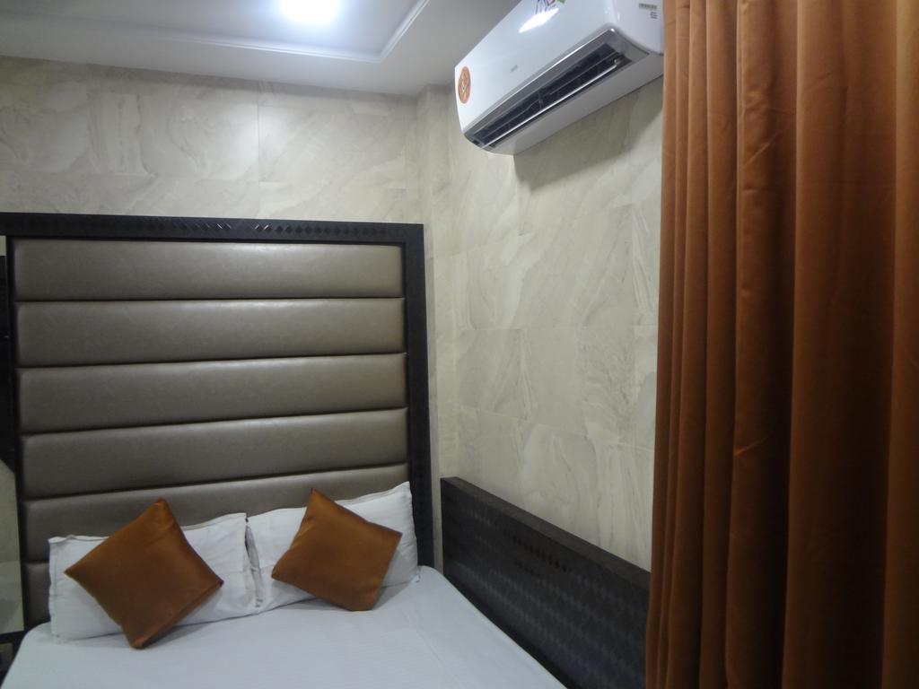 Hotel Karishma Мумбай Екстериор снимка
