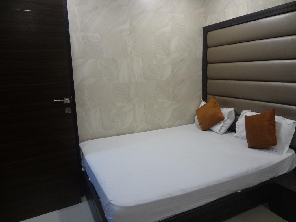 Hotel Karishma Мумбай Екстериор снимка