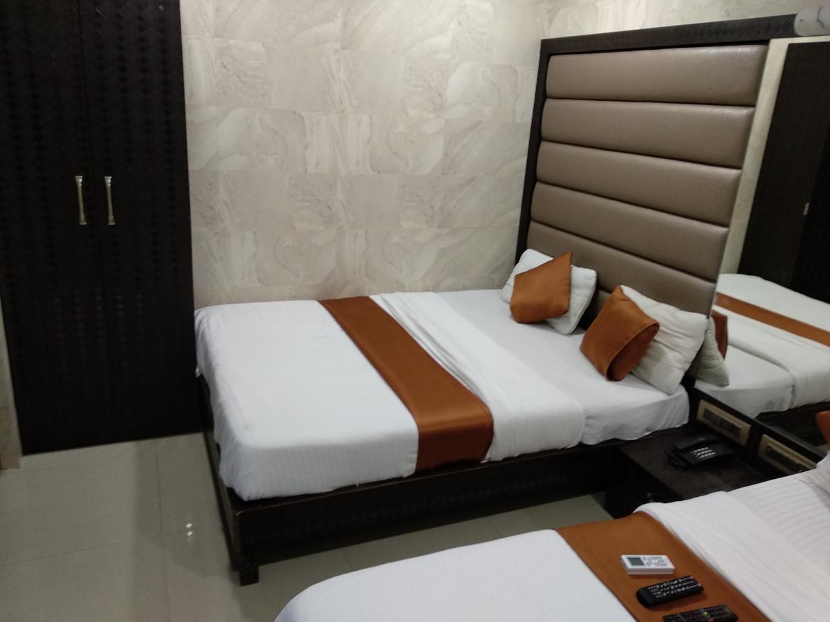 Hotel Karishma Мумбай Екстериор снимка