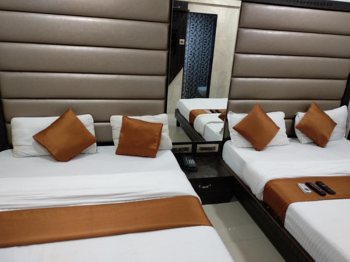 Hotel Karishma Мумбай Екстериор снимка