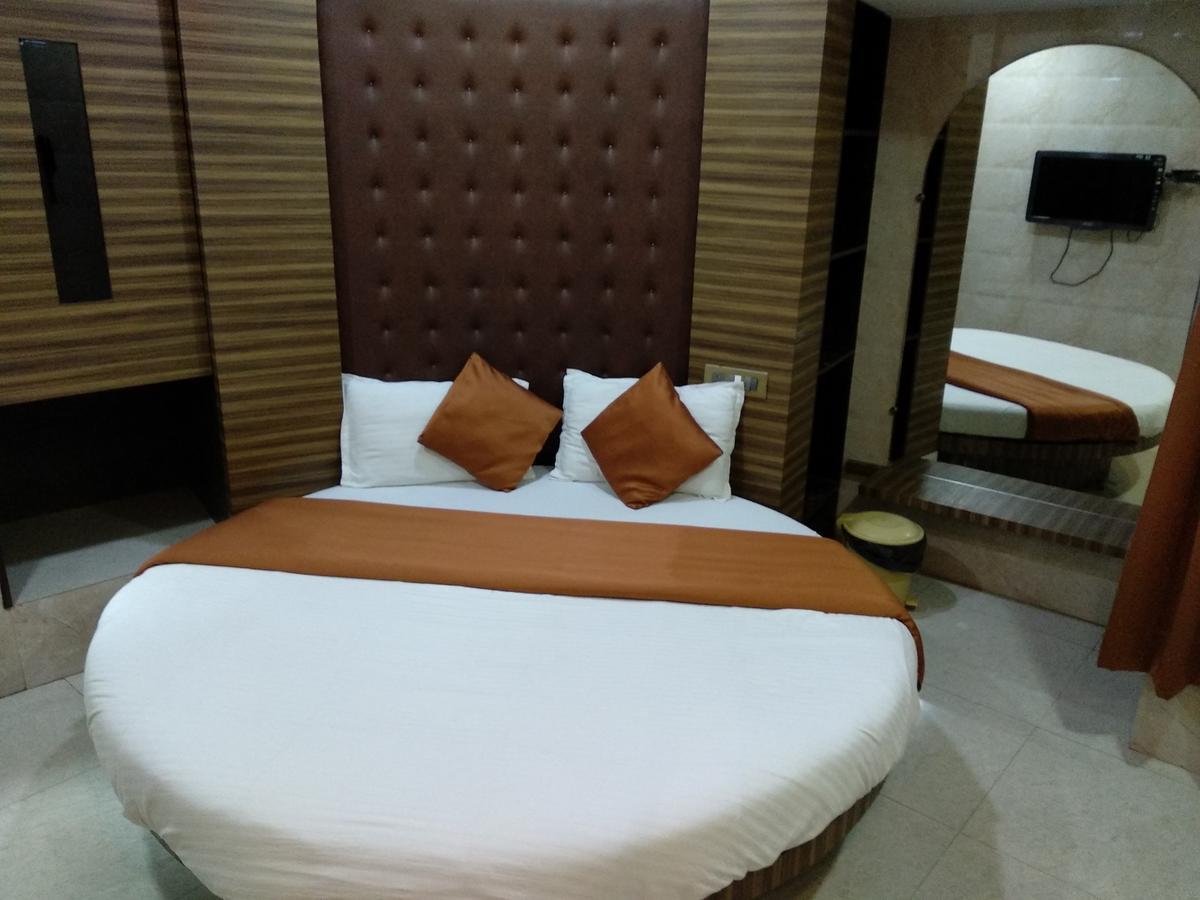 Hotel Karishma Мумбай Екстериор снимка
