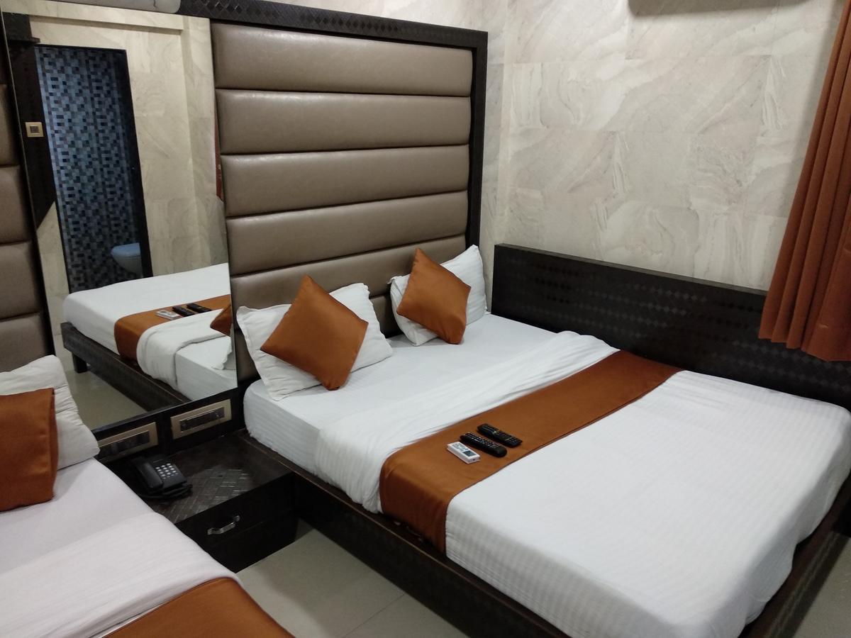Hotel Karishma Мумбай Екстериор снимка