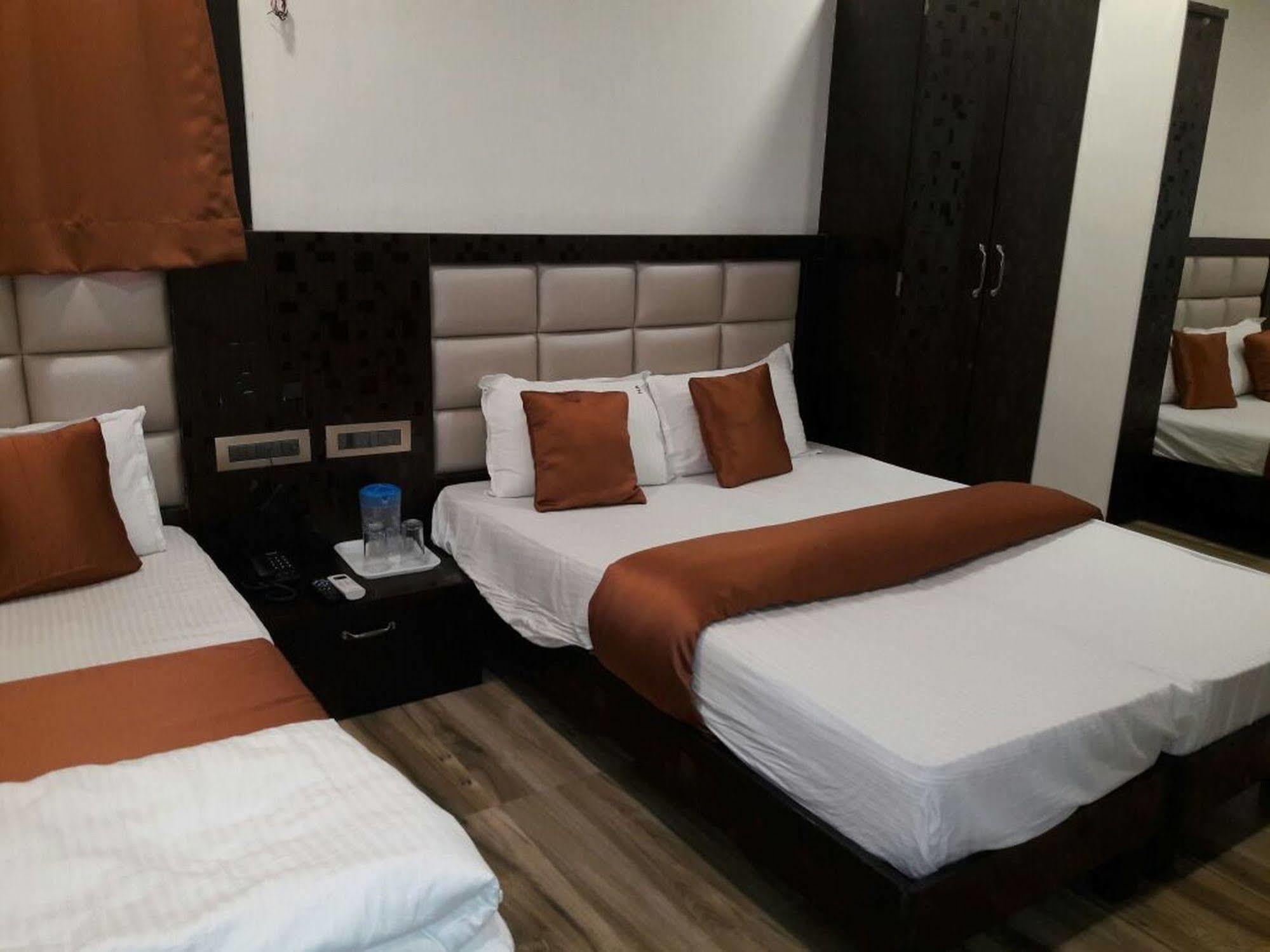 Hotel Karishma Мумбай Екстериор снимка