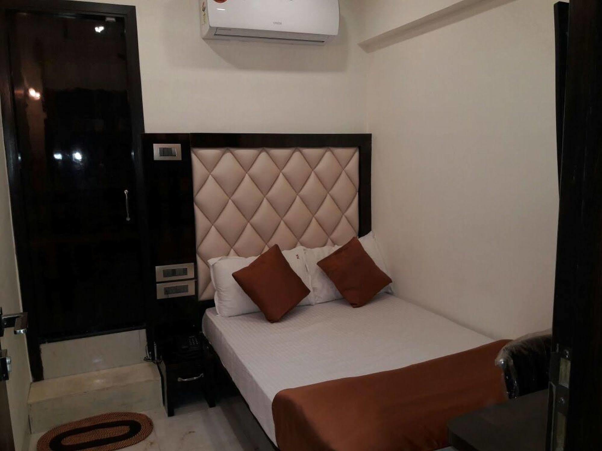 Hotel Karishma Мумбай Екстериор снимка