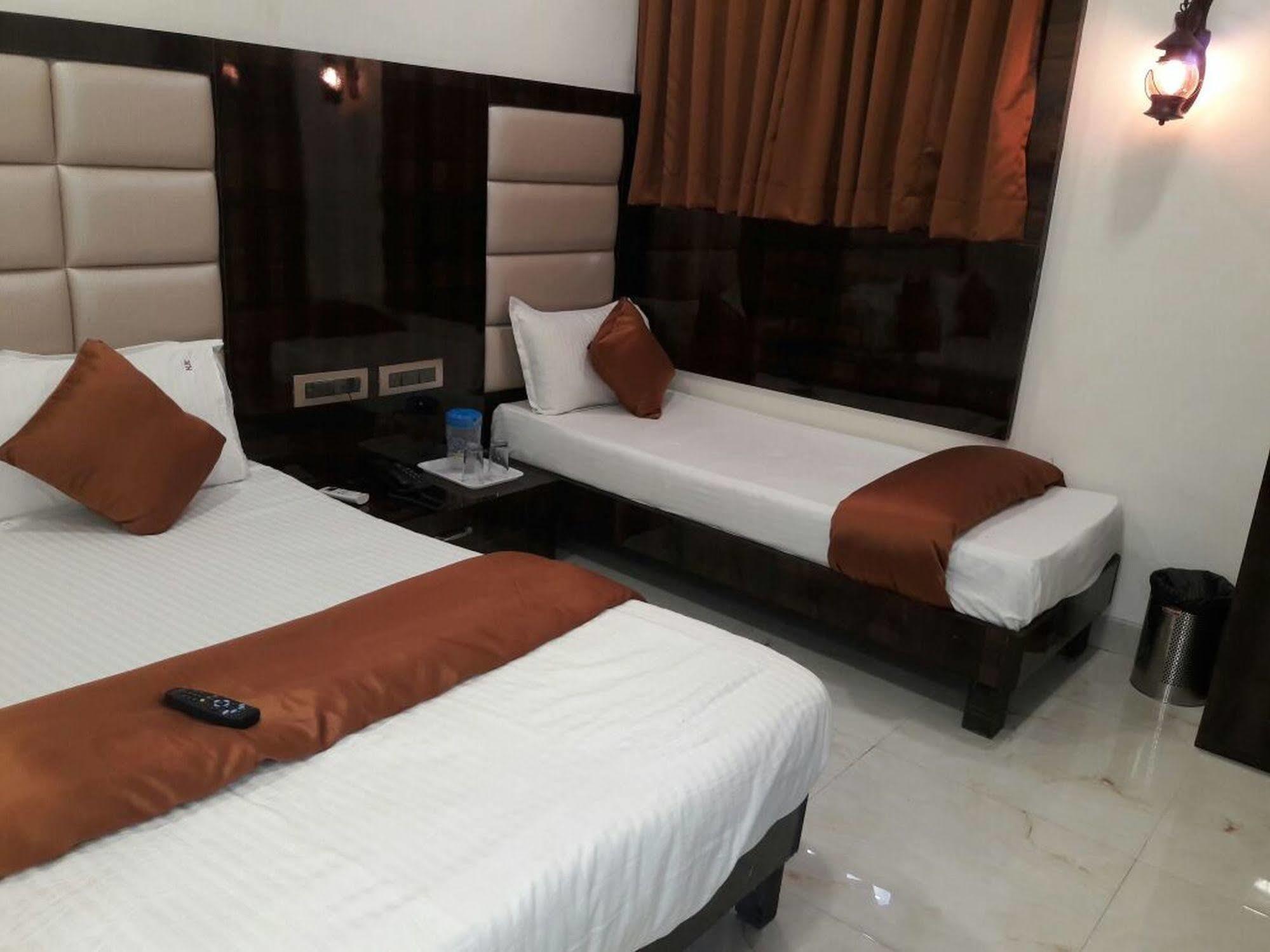 Hotel Karishma Мумбай Екстериор снимка