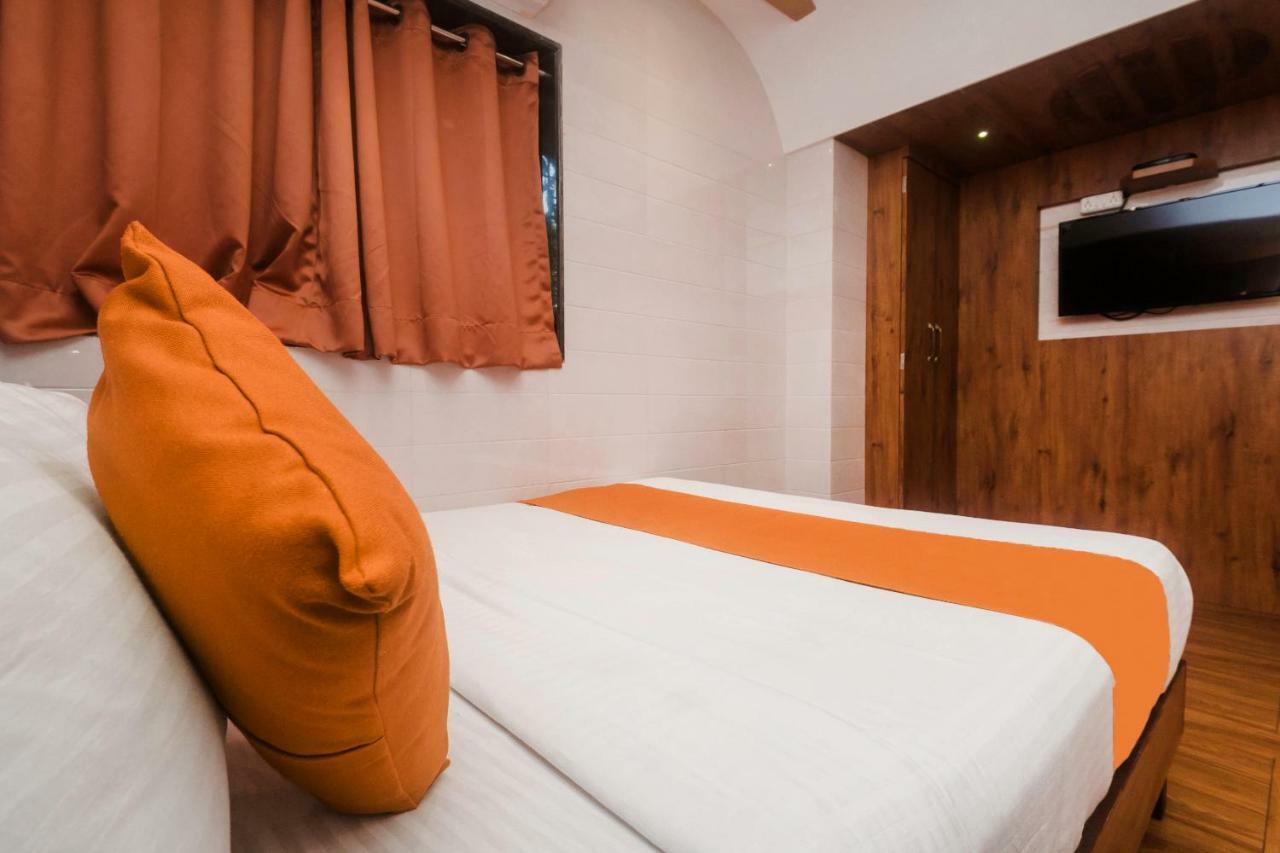 Hotel Karishma Мумбай Екстериор снимка